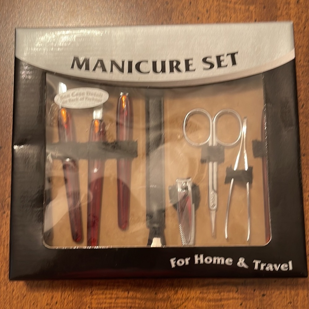 Ladies manicure travel set BRAND NEW IN BOX! Leopard print case